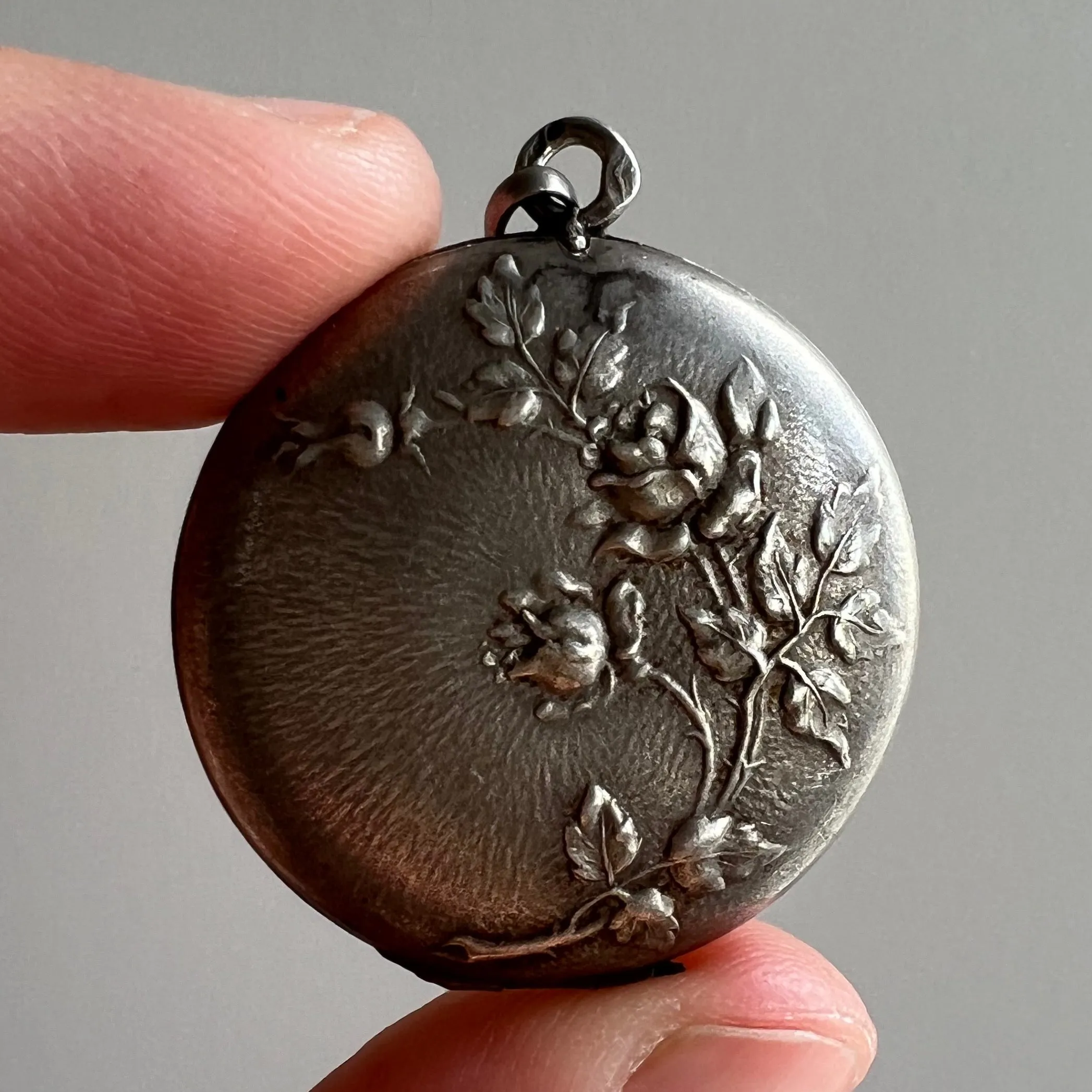 V I N T A G E // thorny blooms / sterling silver repousse rose round locket / a pendant